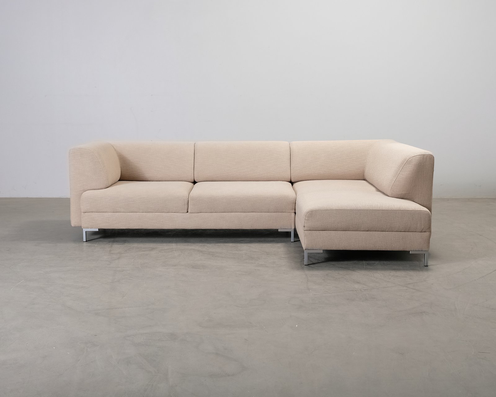 interface-4-istuttava-kulmasohva-beige