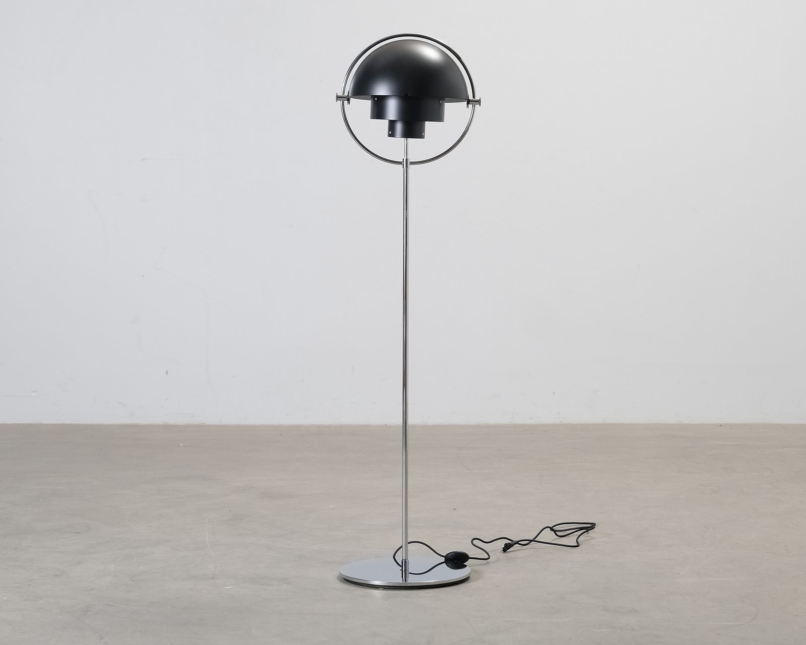 gubi-multi-lite-lattiavalaisin-musta-kromi
