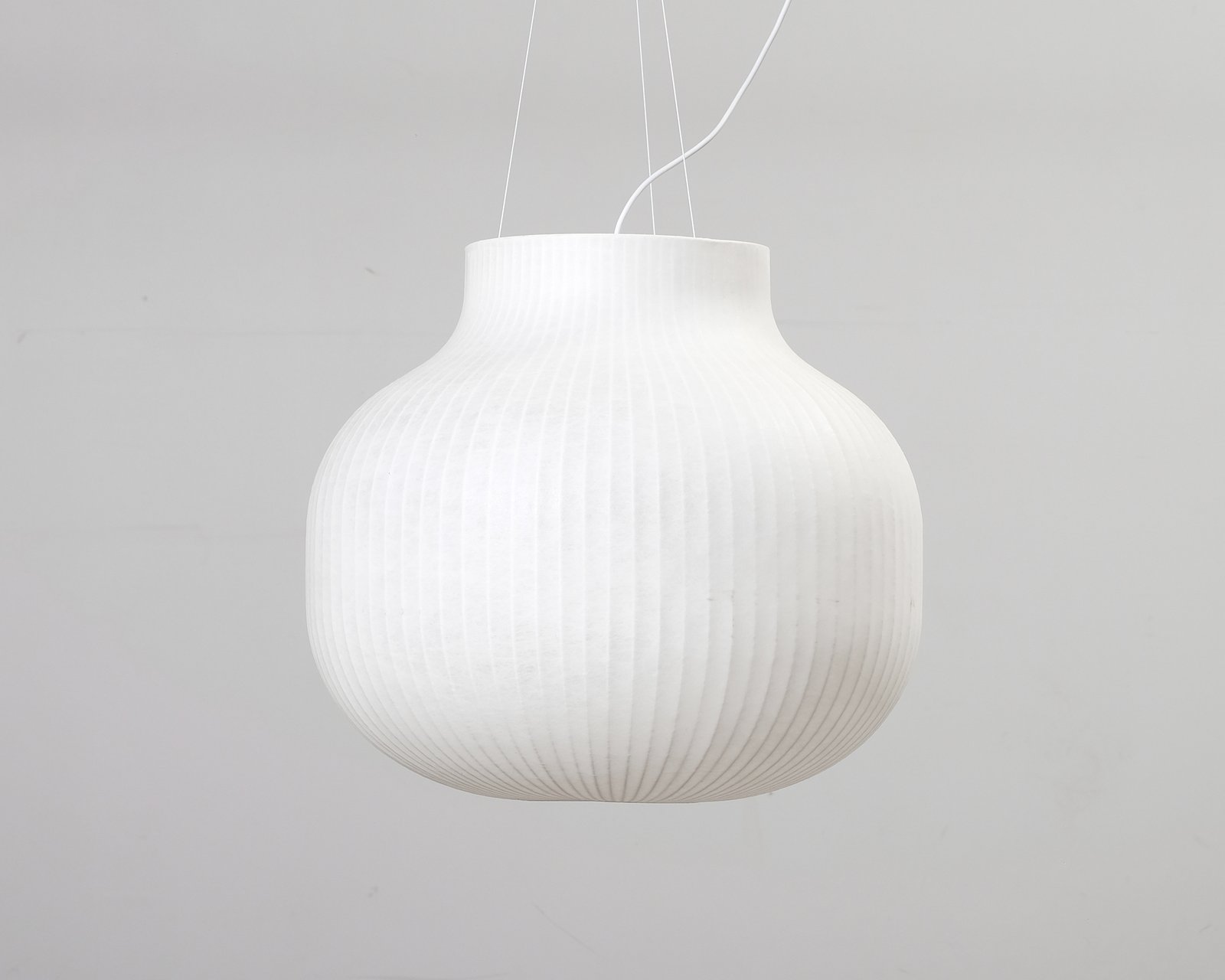 muuto-strand-closed-riippuvalaisin-o-60-cm-valkoinen-3