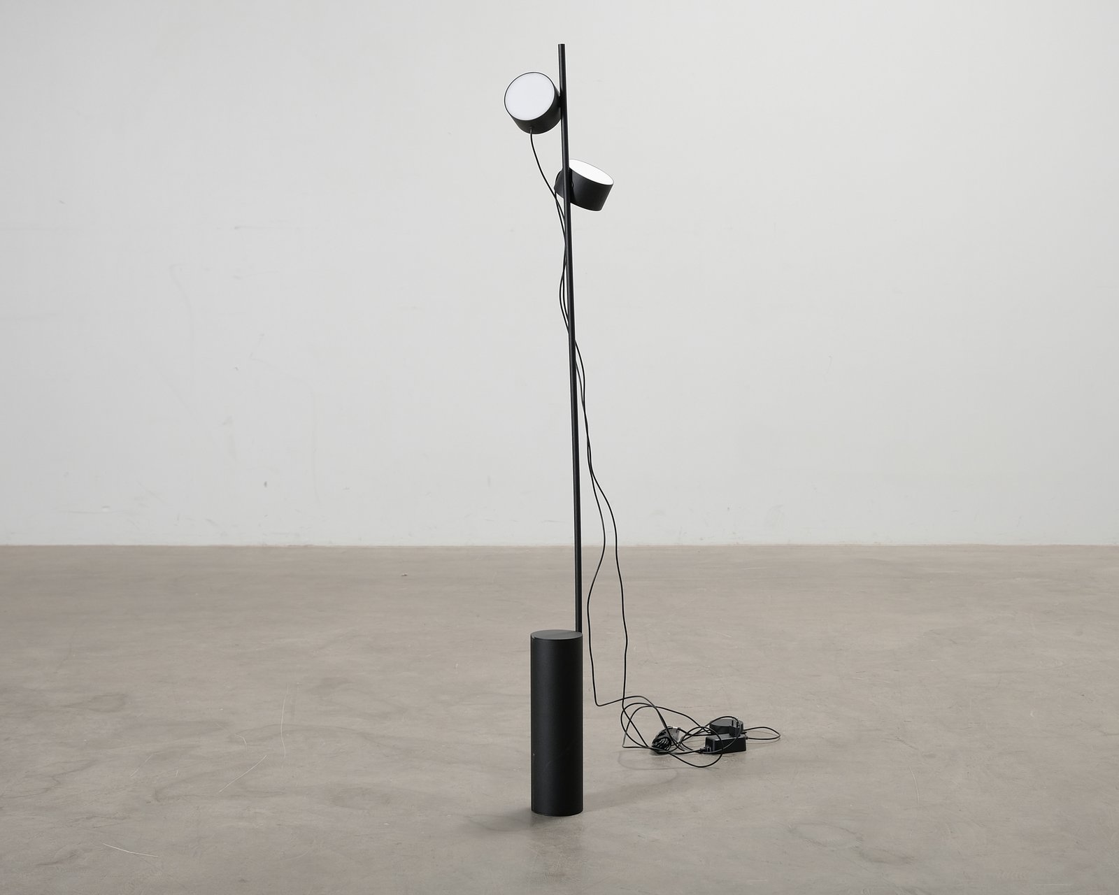 muuto-post-lattiavalaisin-musta