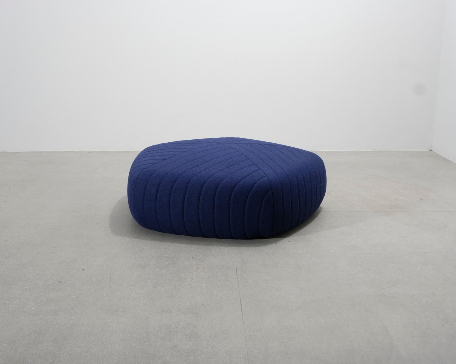 muuto-five-rahi-tummansininen-extra-large