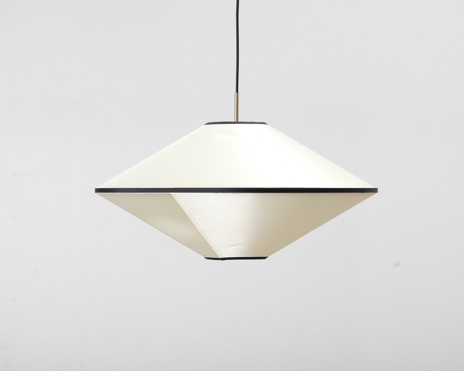 edgeform-tafta-riippuvalaisin-o-65-cm-musta-luononnvalkoinen