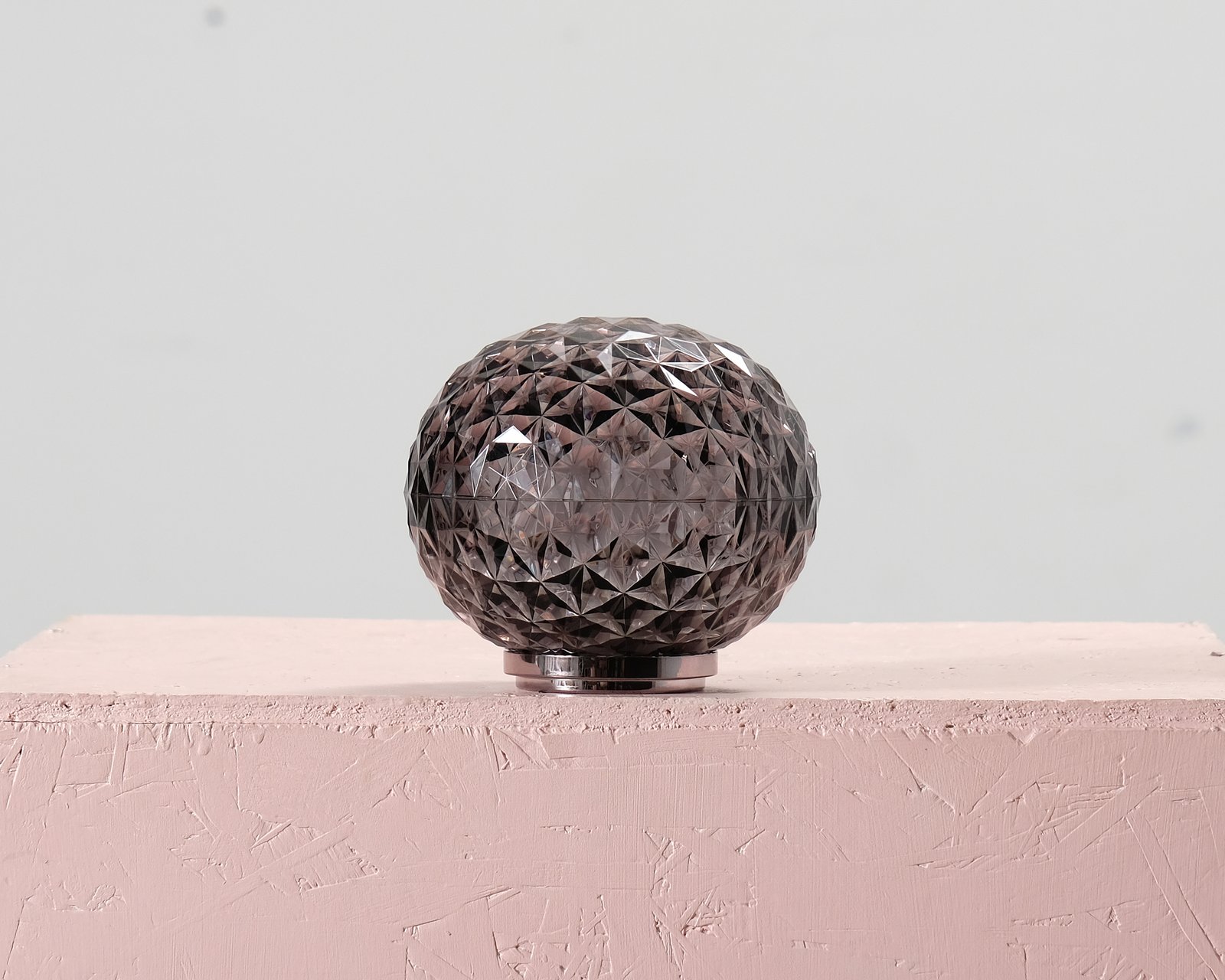 kartell-mini-planet-poytavalaisin-smoke
