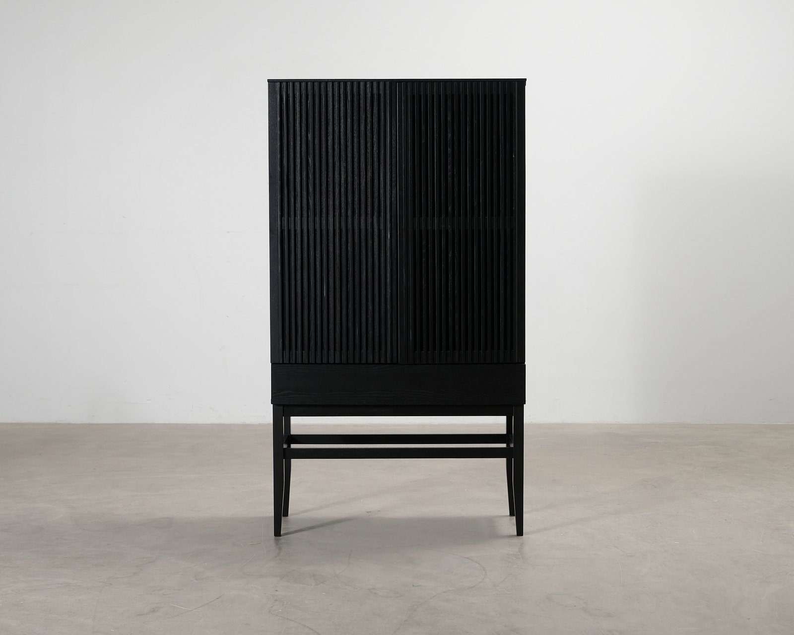nordic-furniture-group-gradino-vitriinikaappi