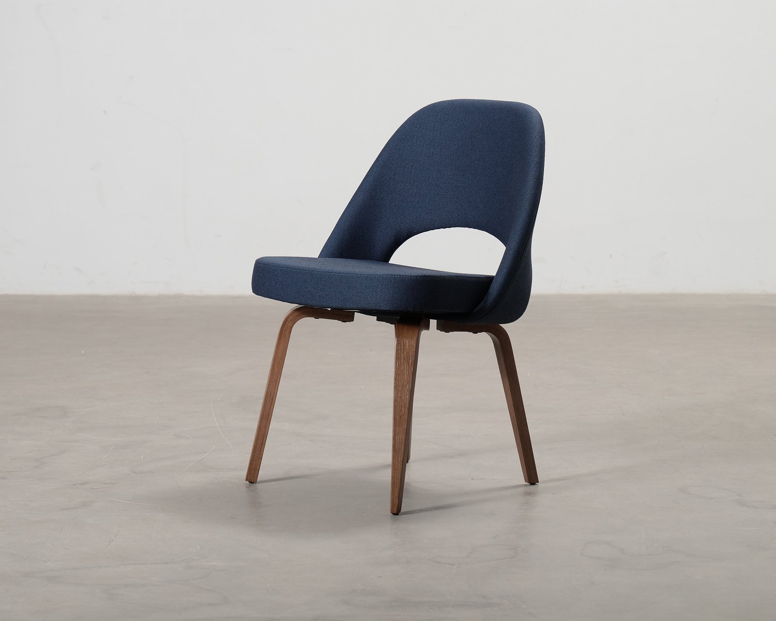 knoll-eero-saarinen-executive-chair-tuoli-tummansininen