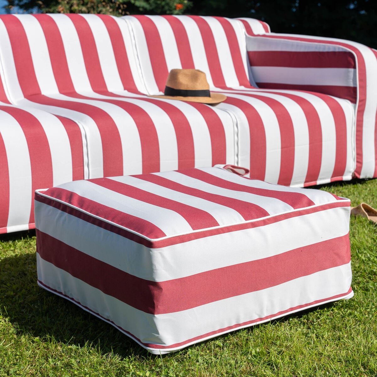buff-rahi-58x58x23-cm-tummanpunainen-raita