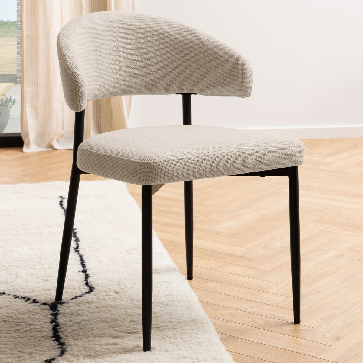 dario-tuoli-vaalea-beige-basel-24-mustat-jalat