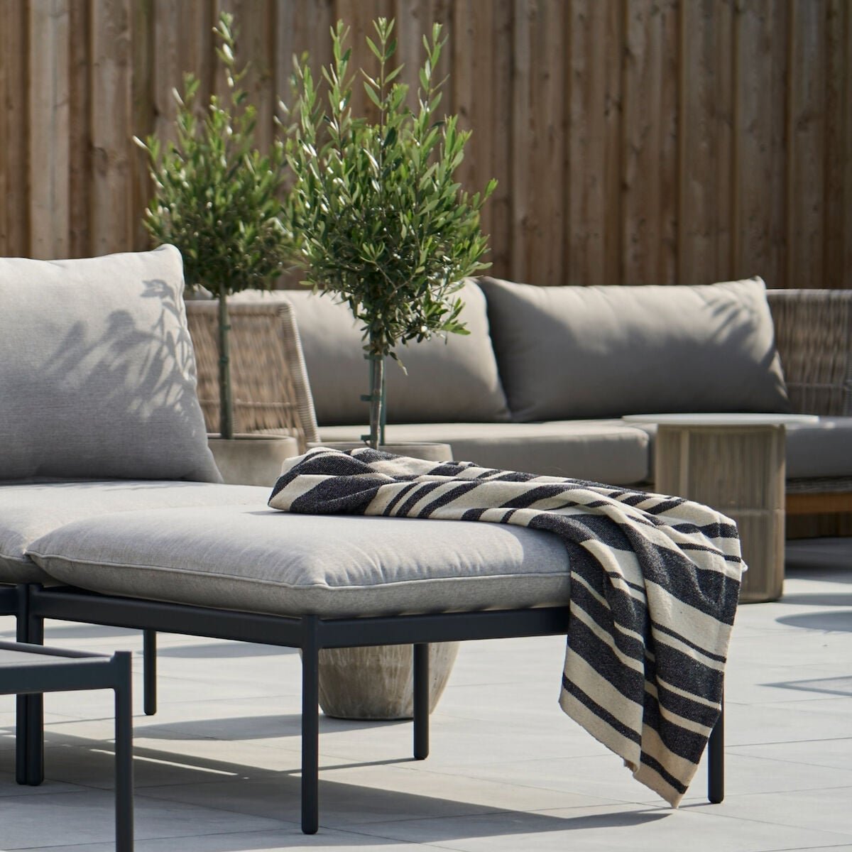 hillerstorp-bolmso-divaanirahi-80x80-cm-musta-hiekka