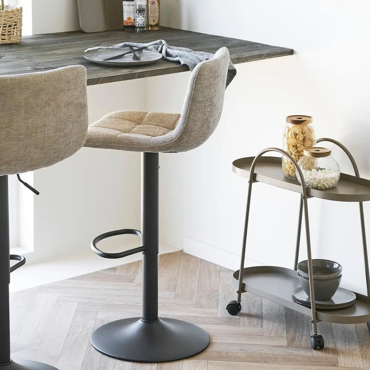 house-nordic-middelfart-baarituoli-harmaa-hn1272-musta-jalka