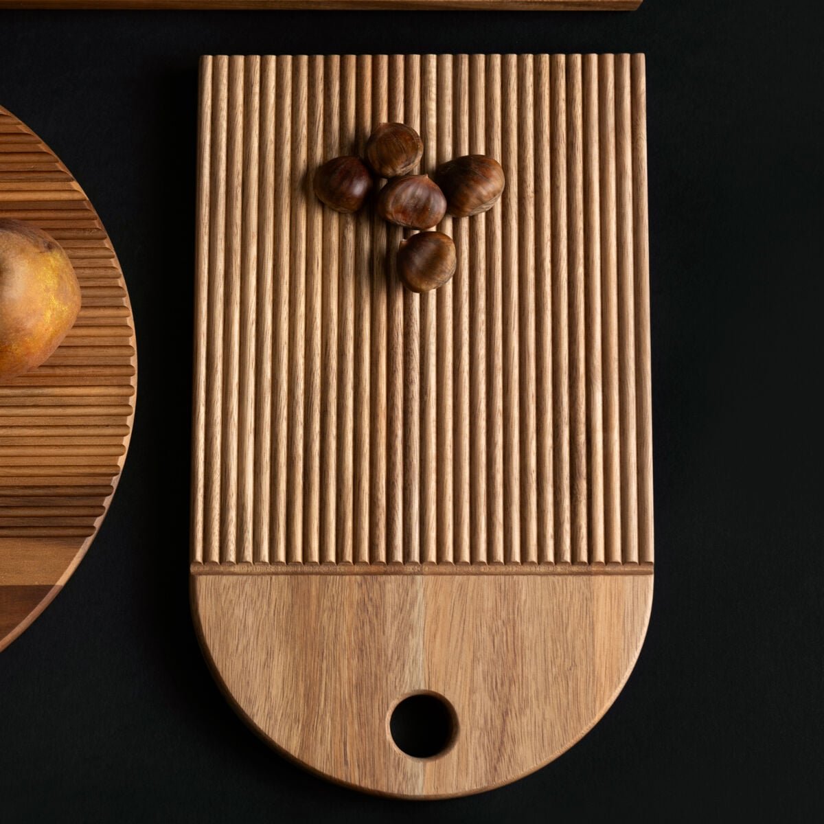 maku-groove-tarjoilulauta-akasia-37x22-cm