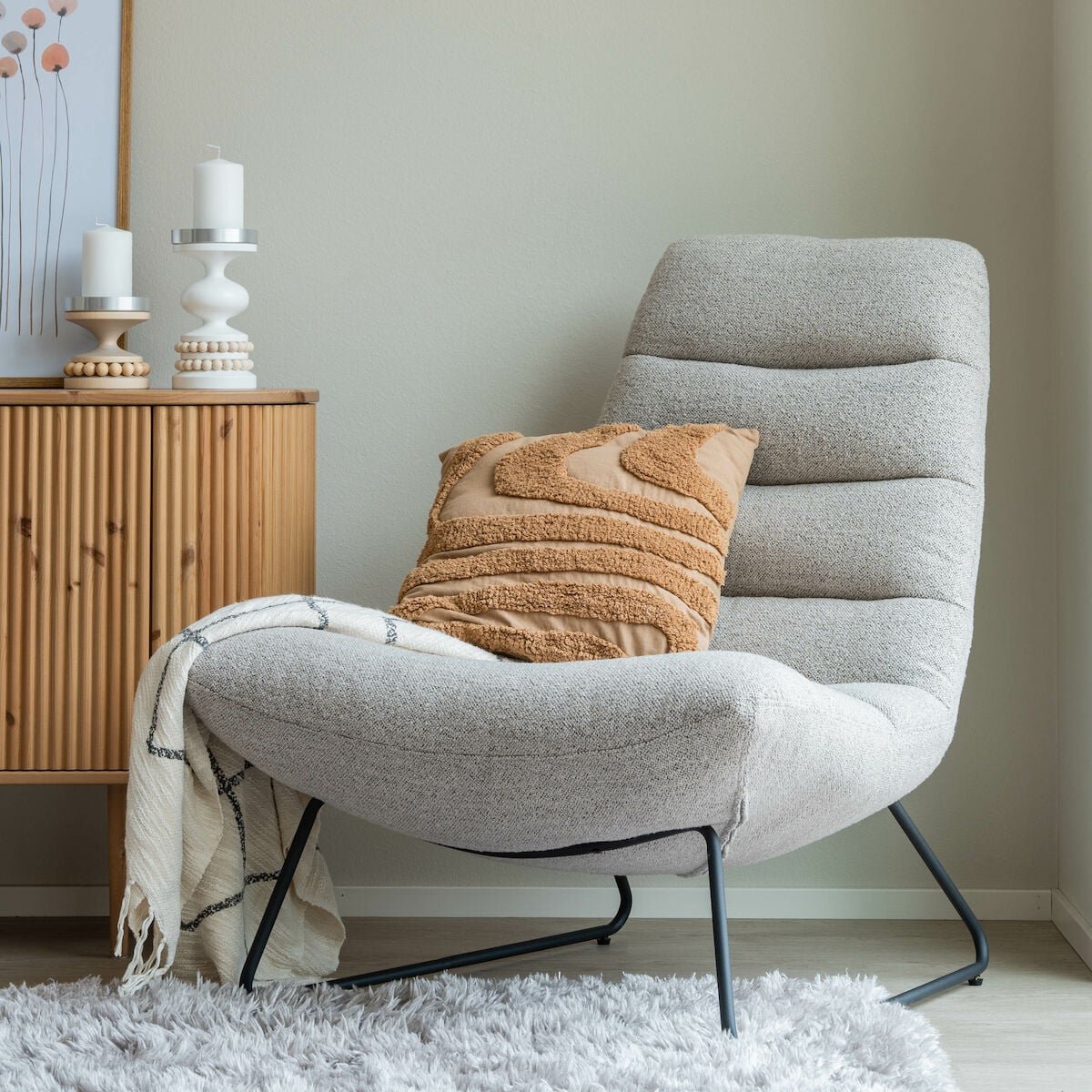 mesi-nojatuoli-beige-monza-60-mustat-jalat
