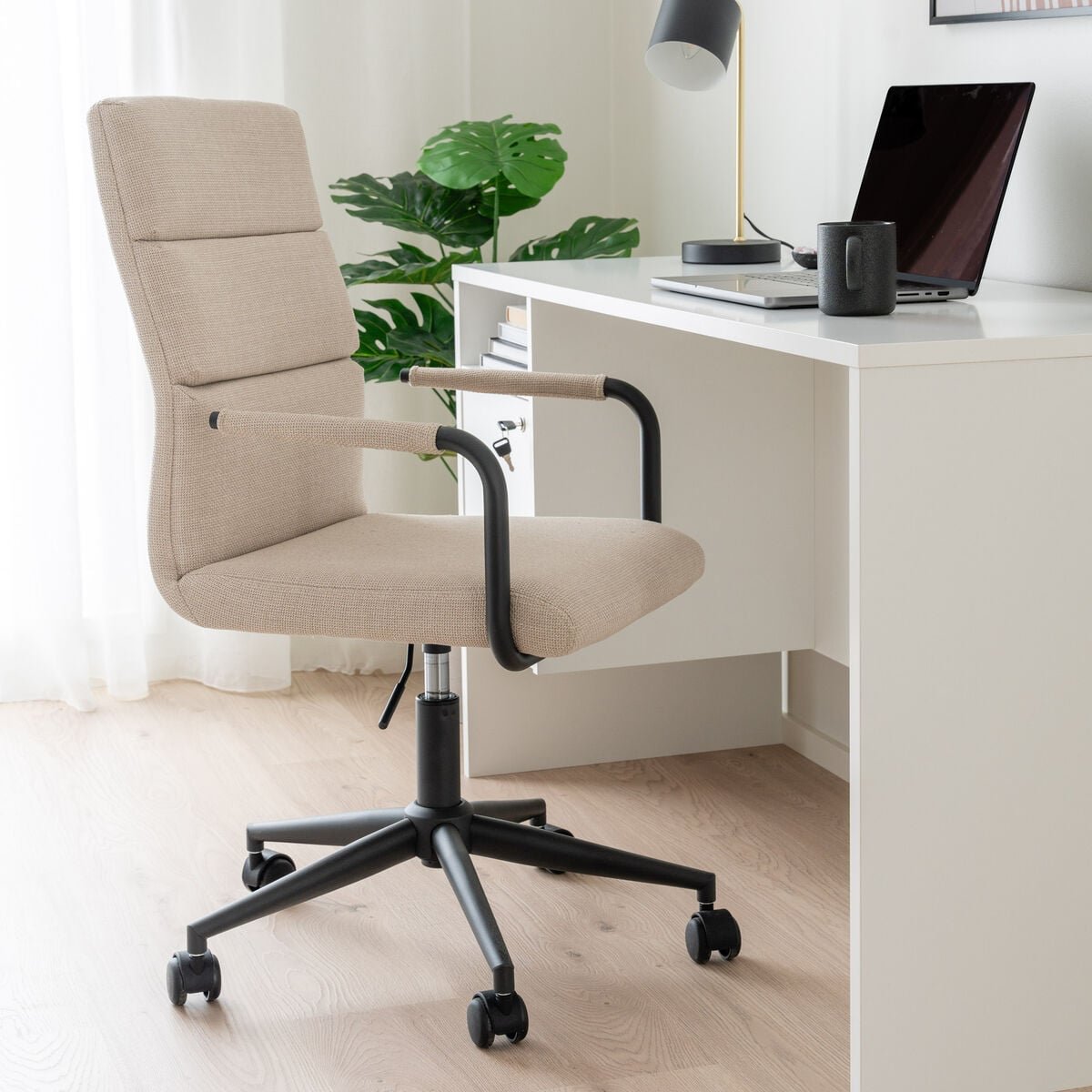 nolan-tyotuoli-vaalea-beige-basel-24-musta-jalka