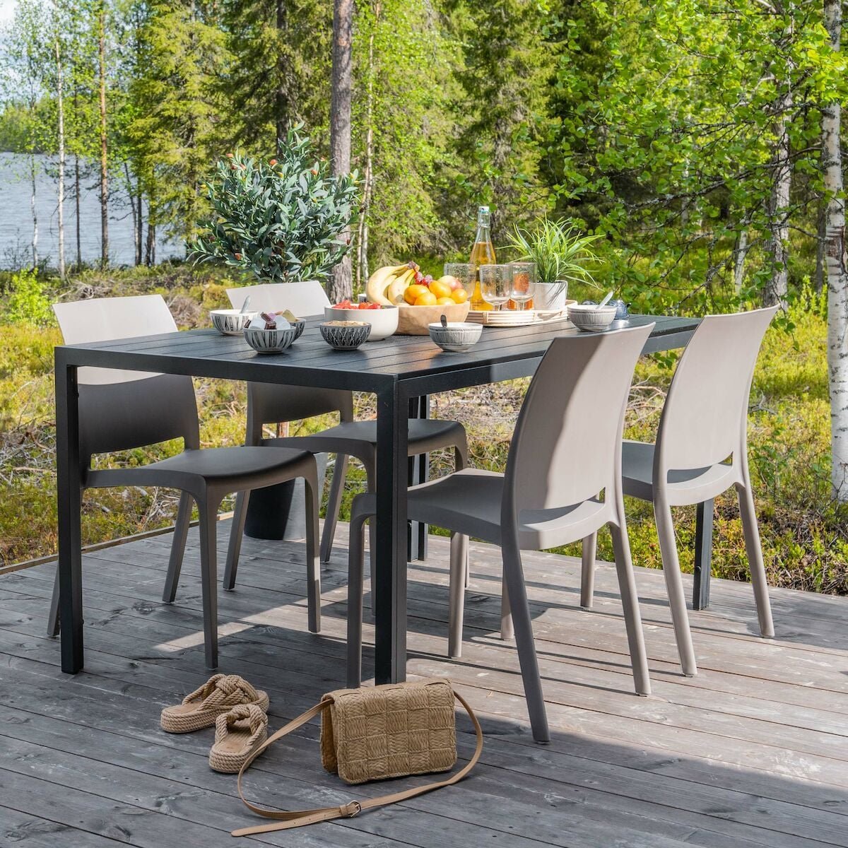 saarni-iiris-4-hengen-ruokailuryhma-musta-taupe