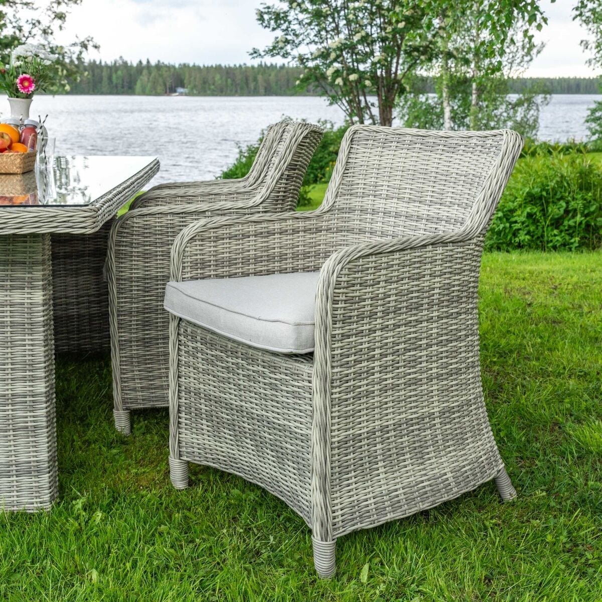vila-vinga-tuoli-pehmusteella-hiekka
