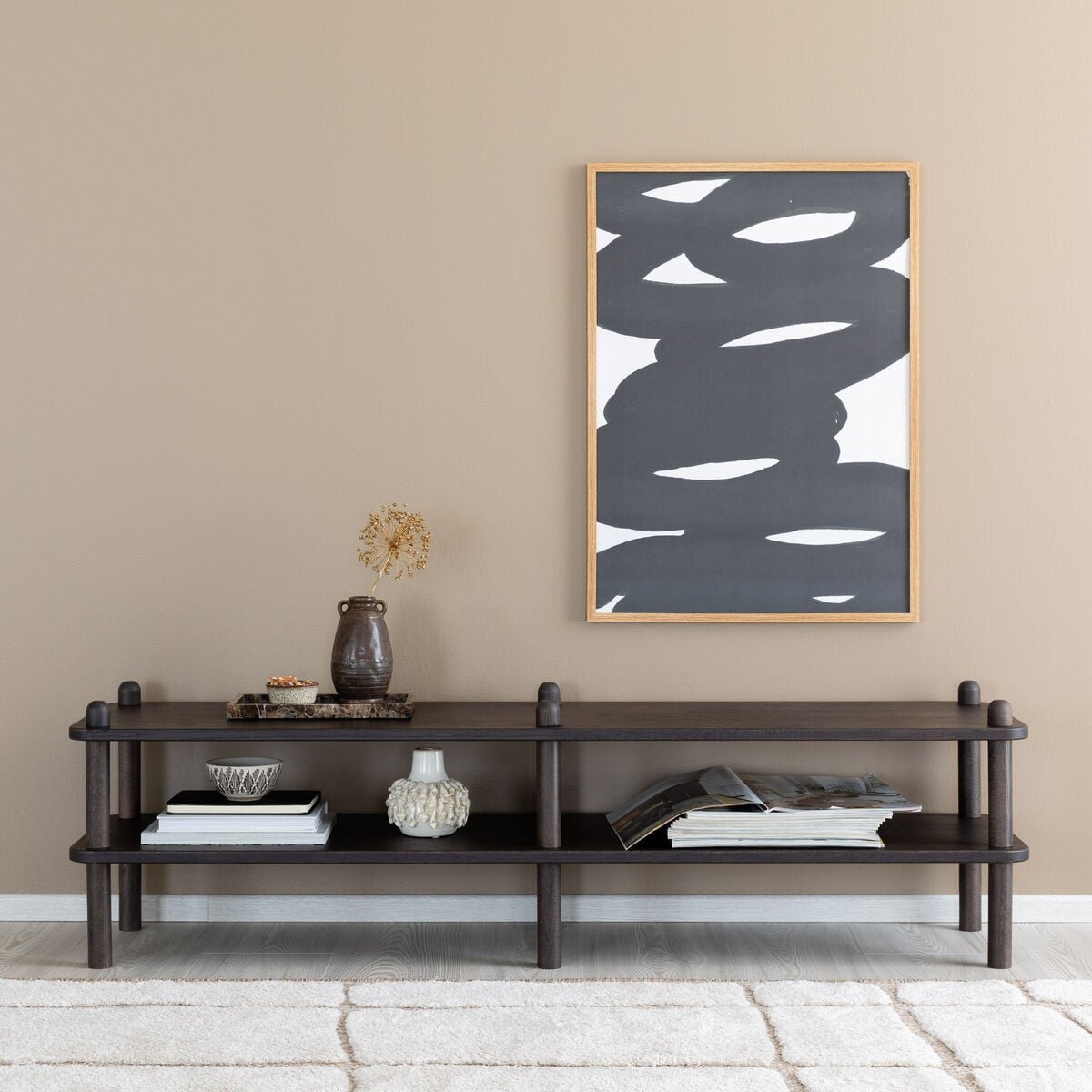 askel-tammi-matala-tv-taso-138x35x38-cm-suoralla-paadylla-savutammi