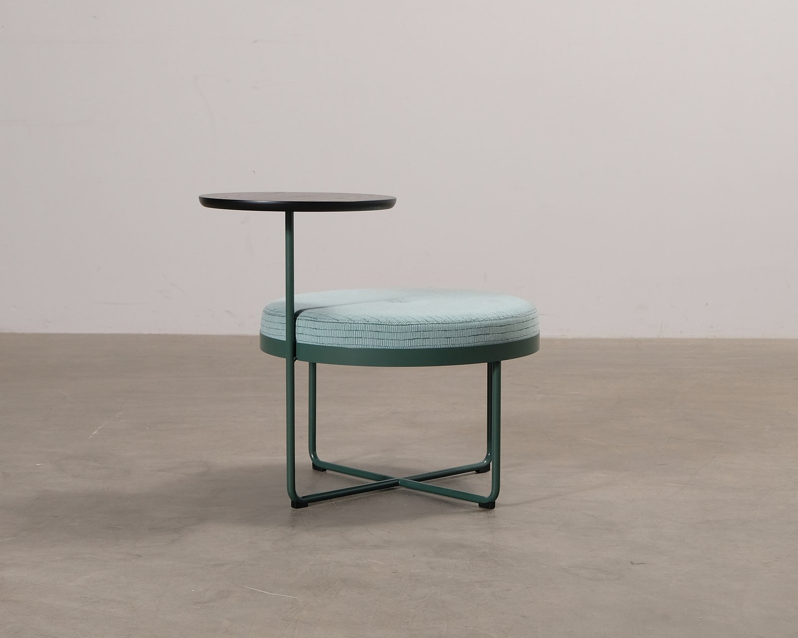 johanson-design-shima-pyorea-loungetuoli-poydalla