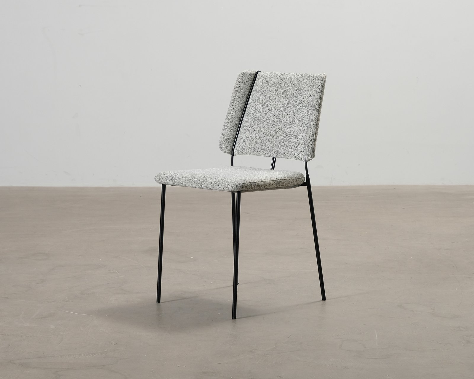 johanson-design-frankie-08-tuoli-vaaleanharmaa