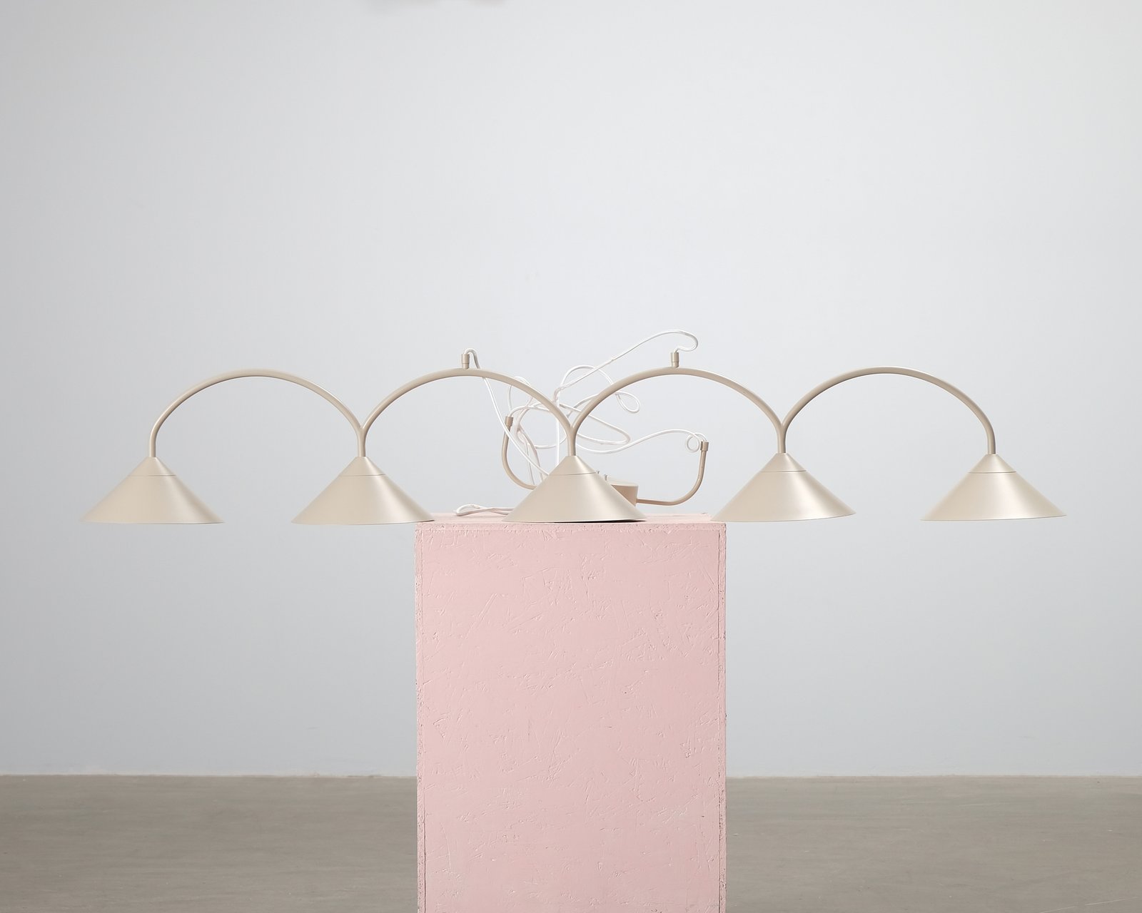 globen-lighting-curve-5-riippuvalaisin-beige