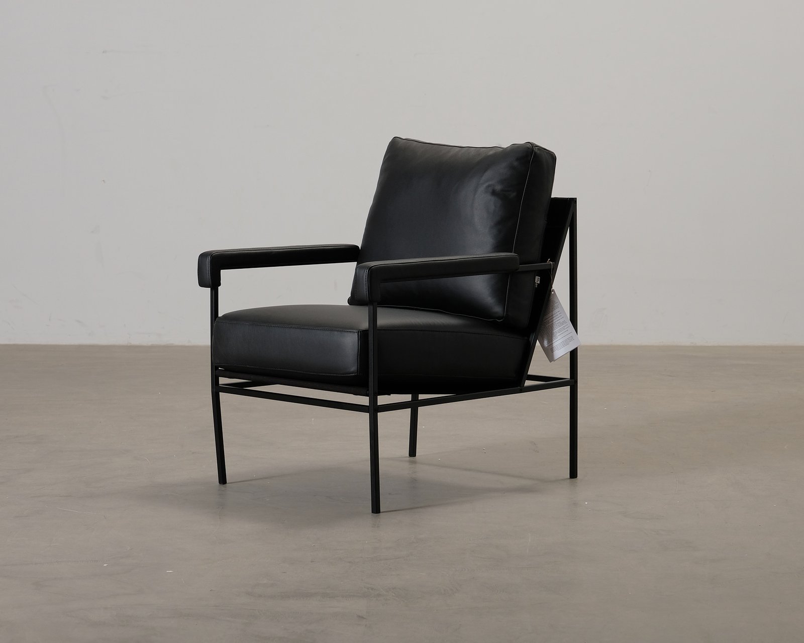 jonas-ihreborn-seventy-five-nojatuoli-musta