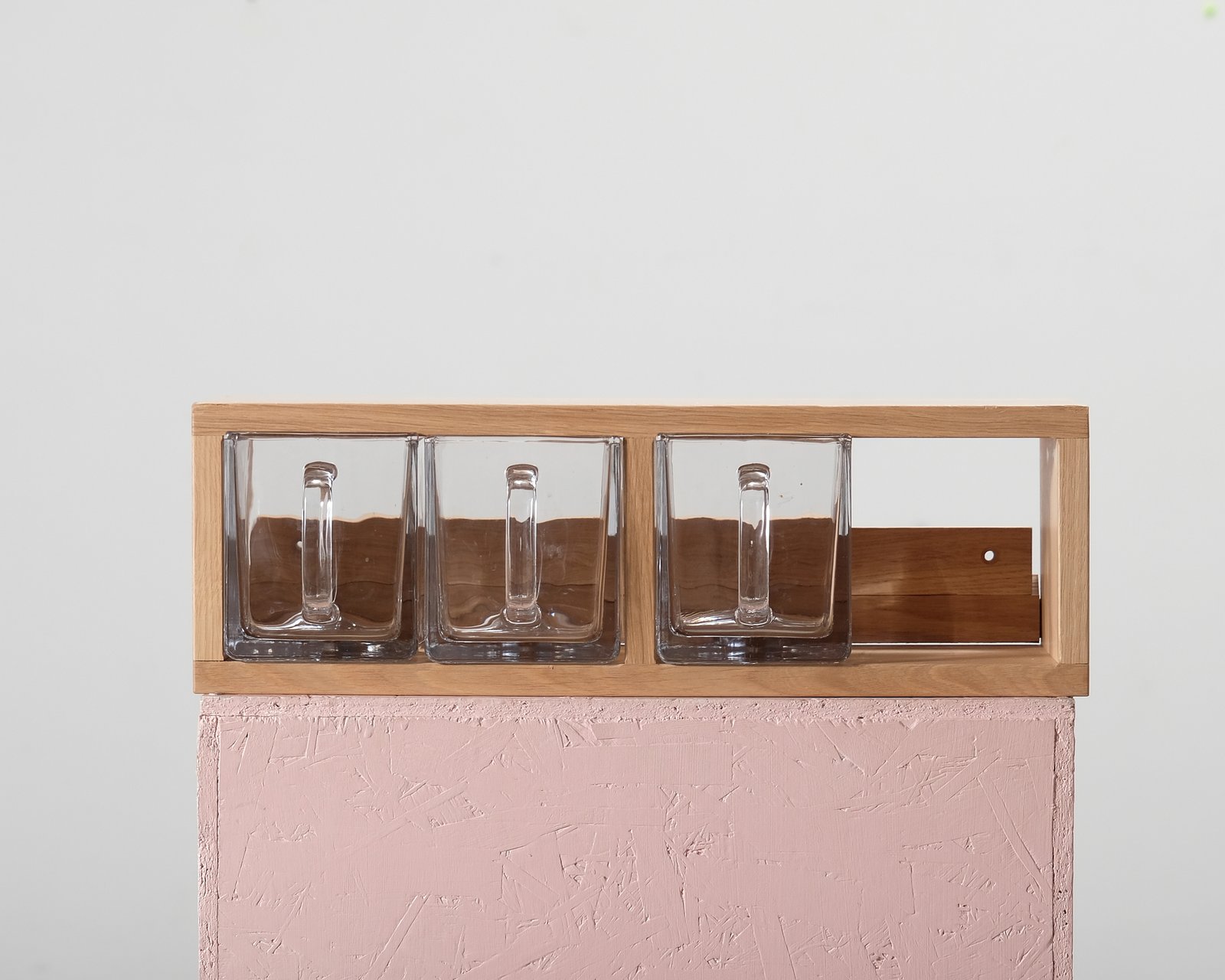 andersen-a-organizer-hylly-lasikannuilla-tammi