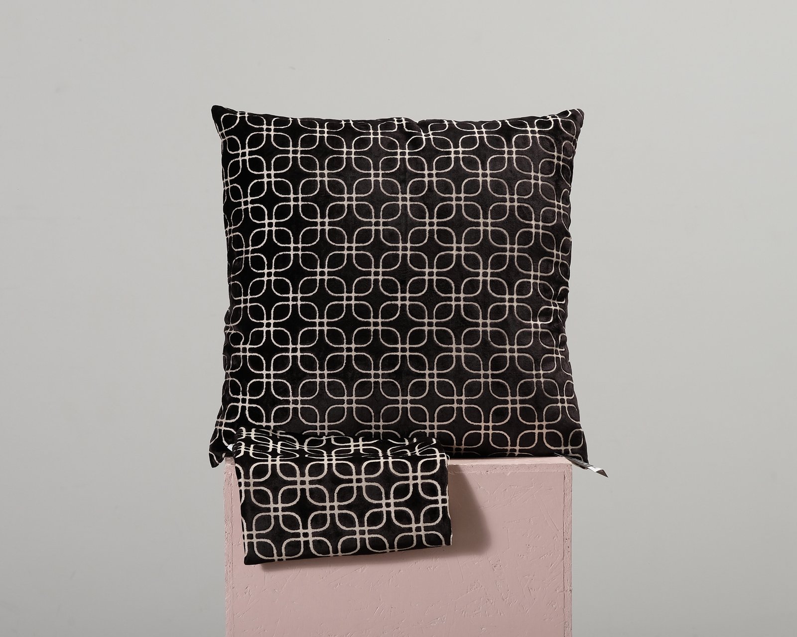 mio-sixty-tyynynpaallinen-60-x-60-cm-musta-2-kpl-setti