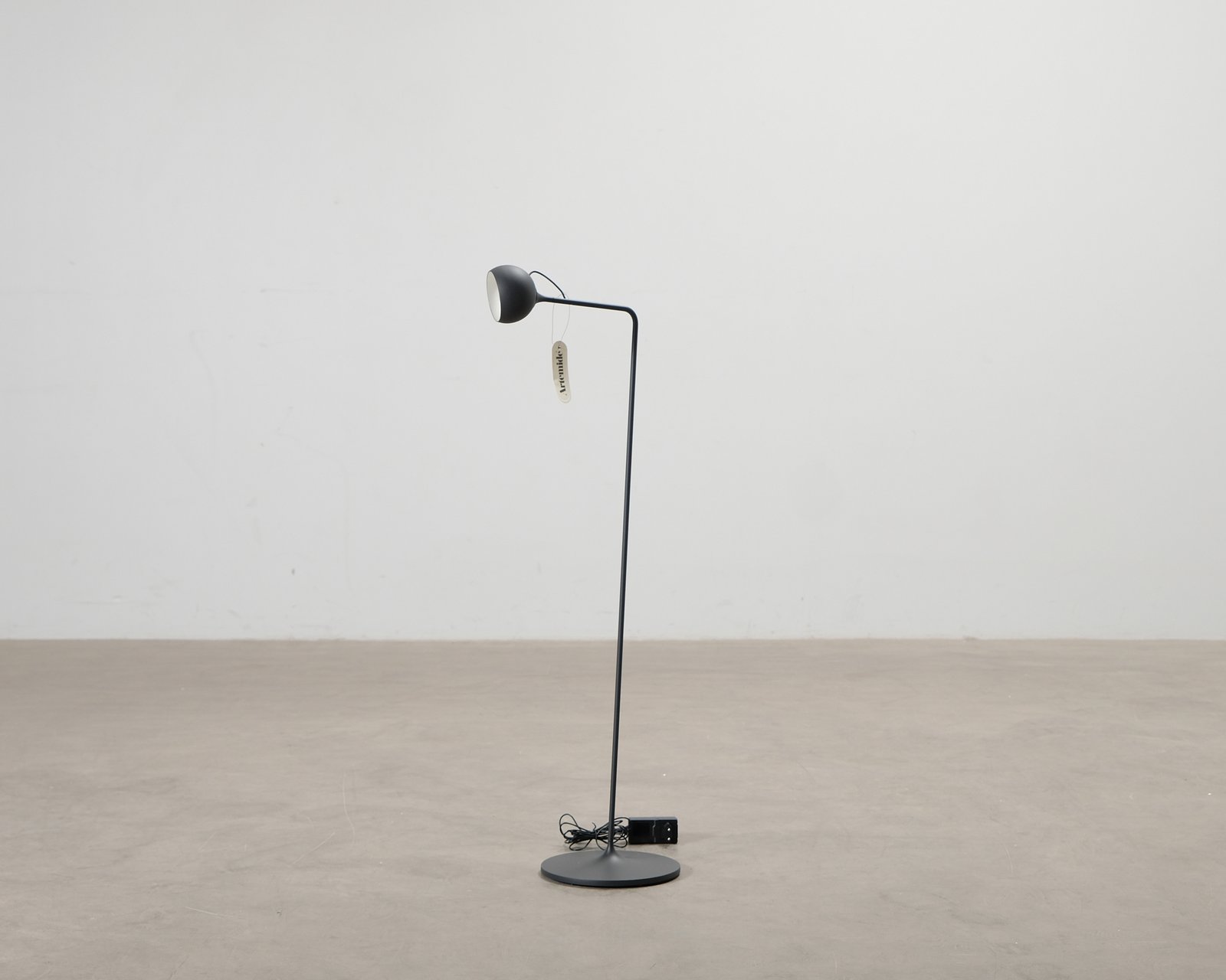 artemide-ixa-lattiavalaisin-antrasiitti