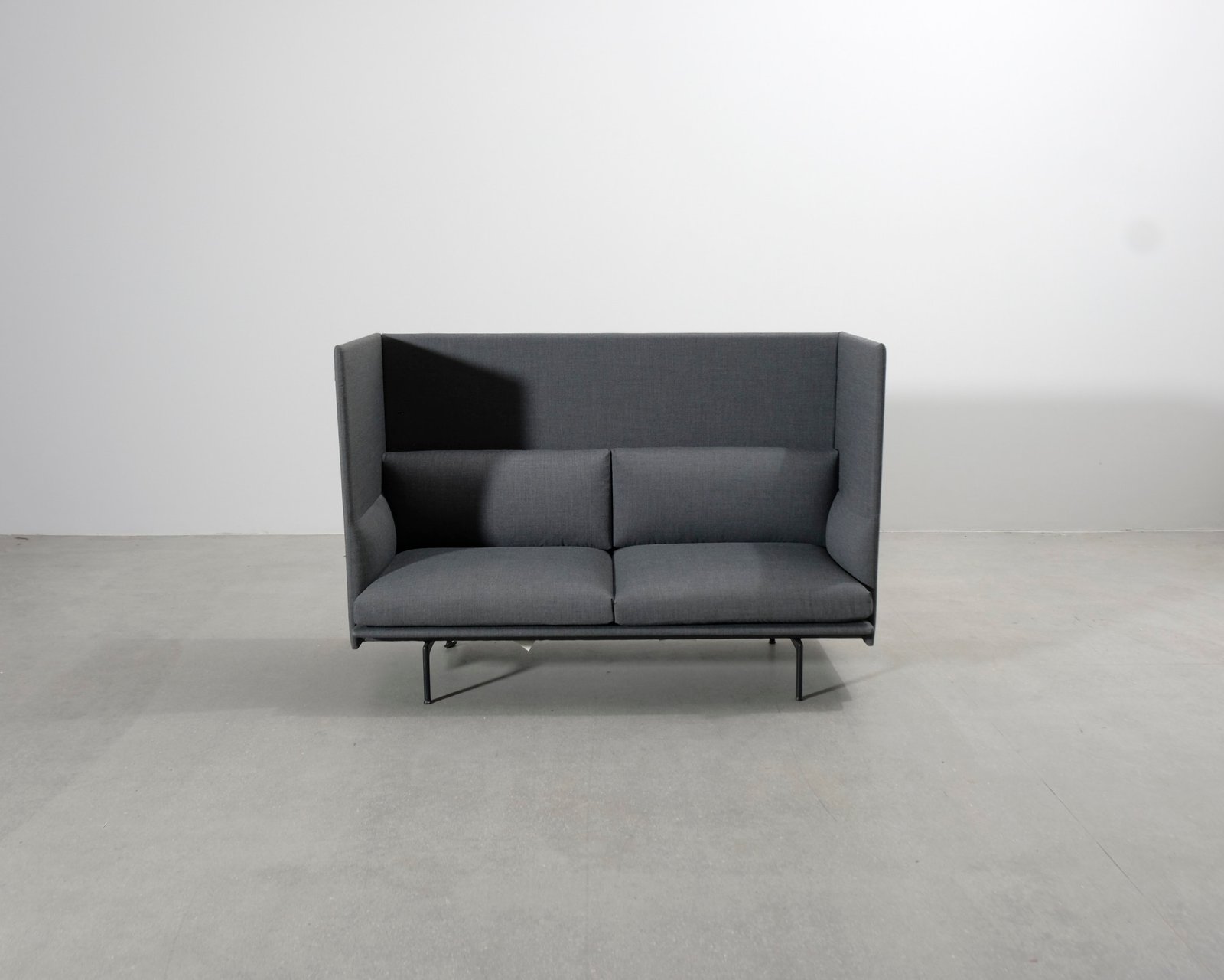muuto-outline-highback-2-istuttava-sohva-harmaa