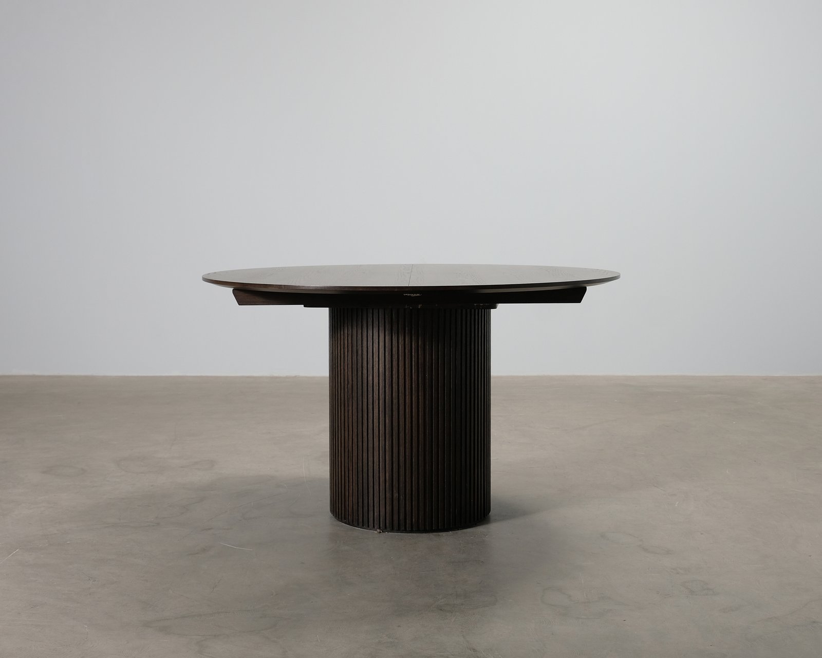 mio-astrid-ruokapoyta-o-136-cm-tummanruskea