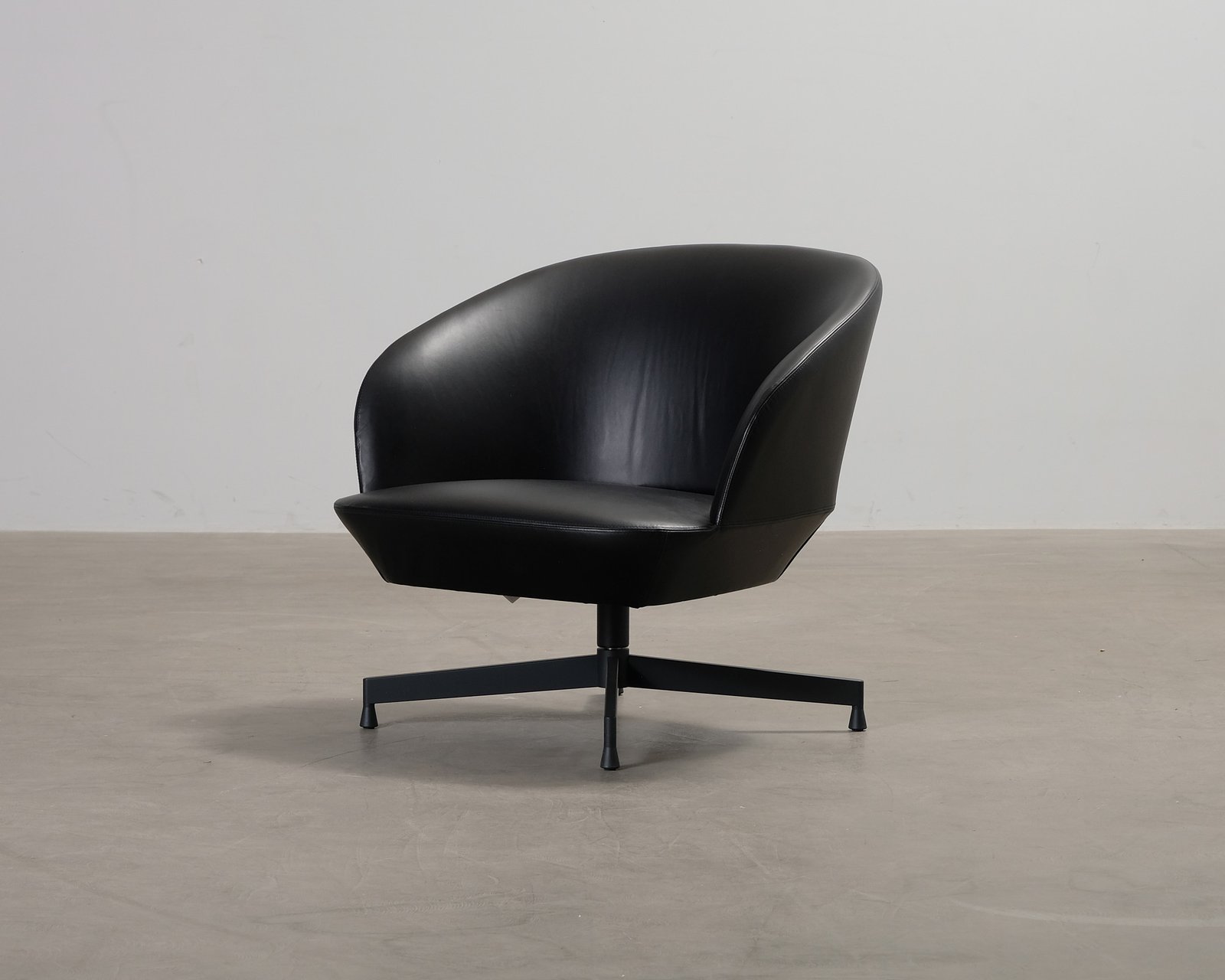 muuto-oslo-nahkanojatuoli-musta