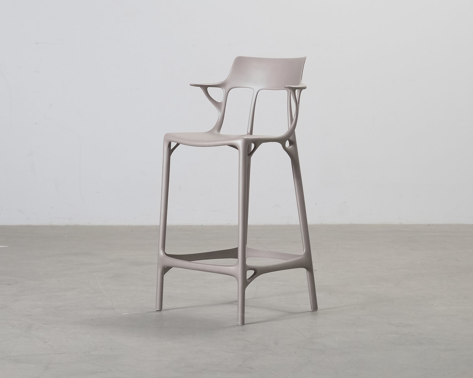 kartell-a-i-recycled-baarituoli-harmaa