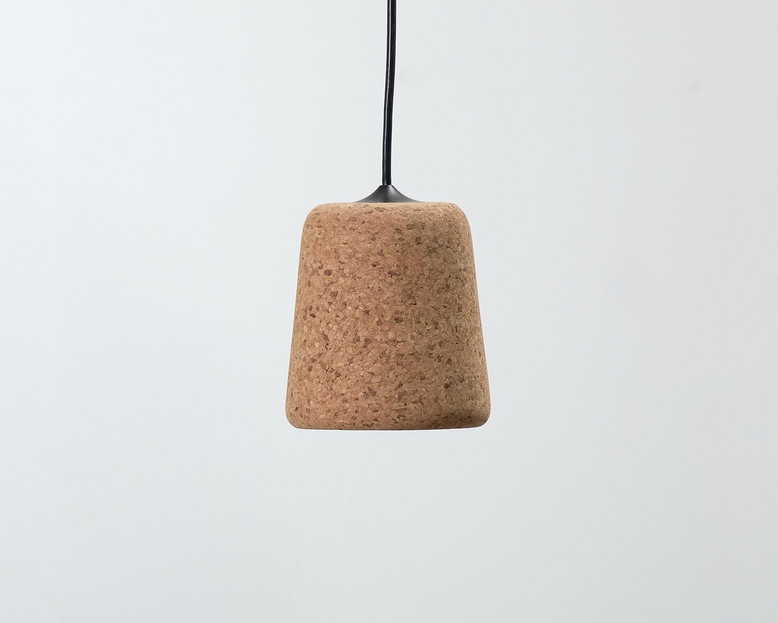 new-works-material-riippuvalaisin-korkki