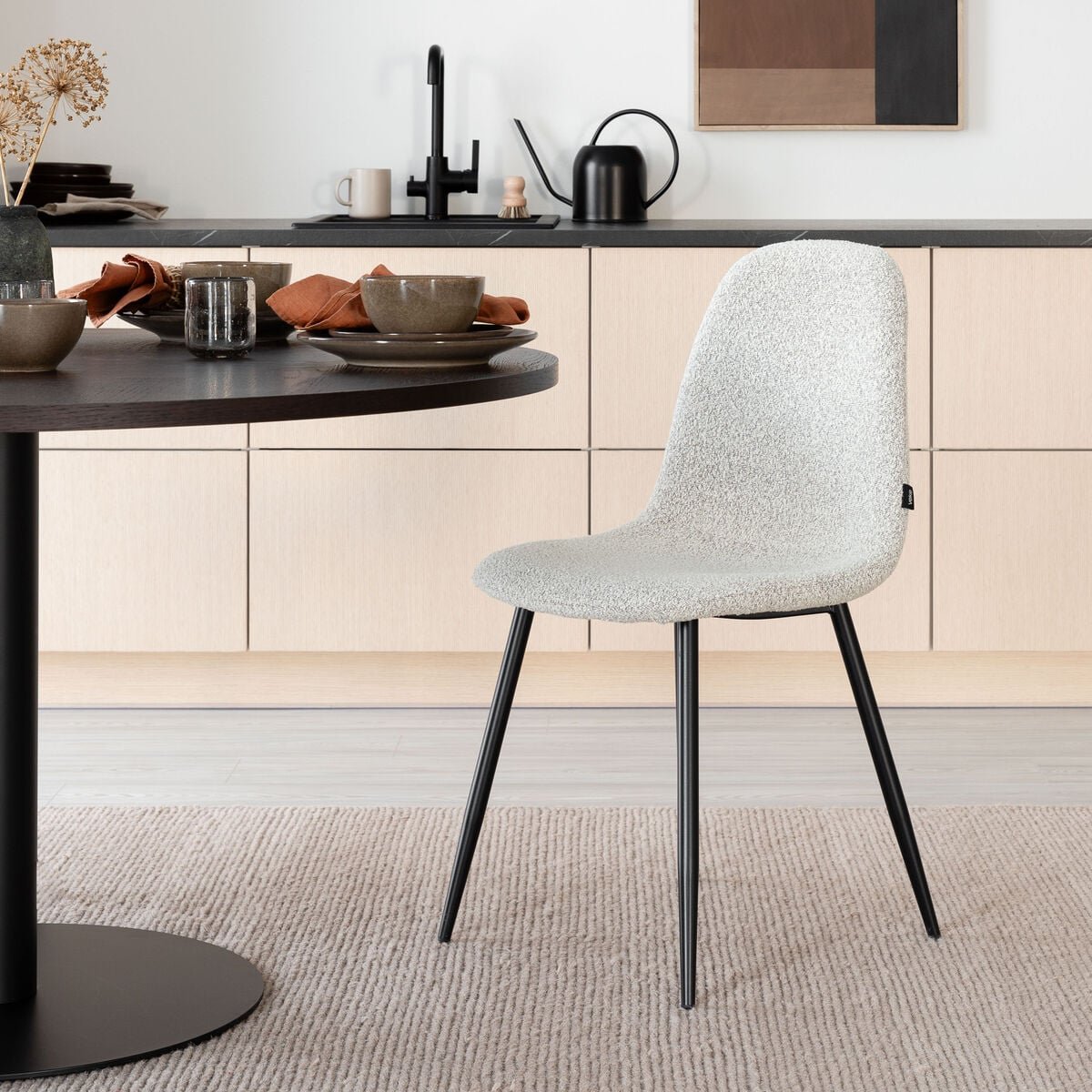 furia-buklee-tuoli-vaalea-beige-uf995-02-mustat-jalat
