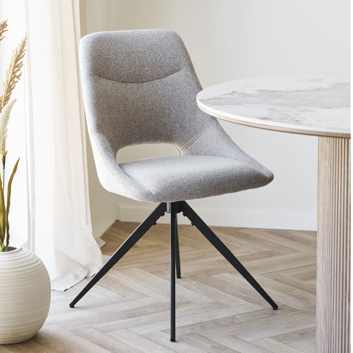 house-nordic-dokka-tuoli-beige-hn1088-mustat-jalat