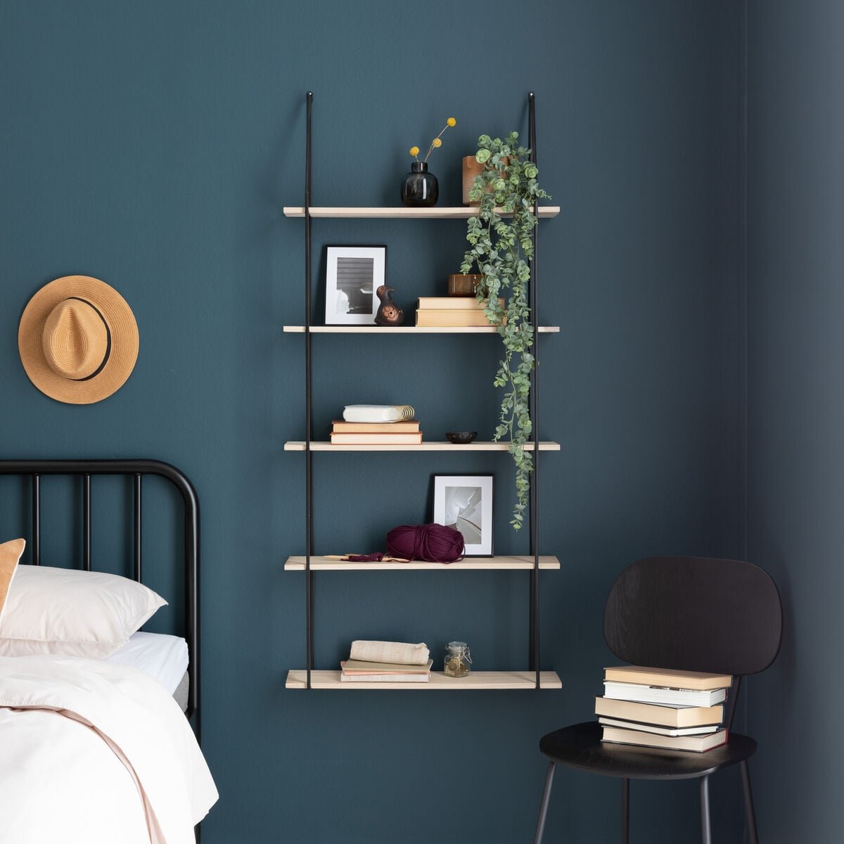 house-nordic-eindhoven-seinahylly-musta-puu
