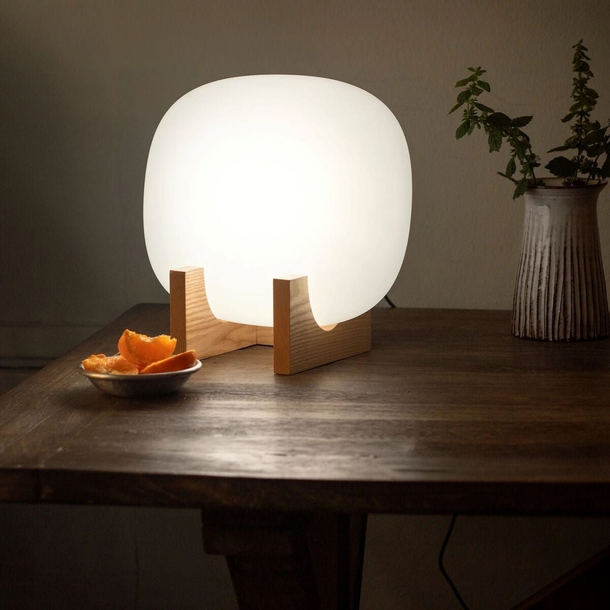 innolux-lempi-kirkasvalo-25w-led-puujalustalla