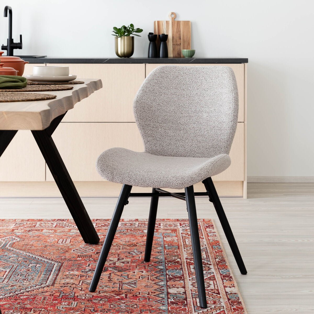 keto-tuoli-beige-monza-60-mustat-jalat