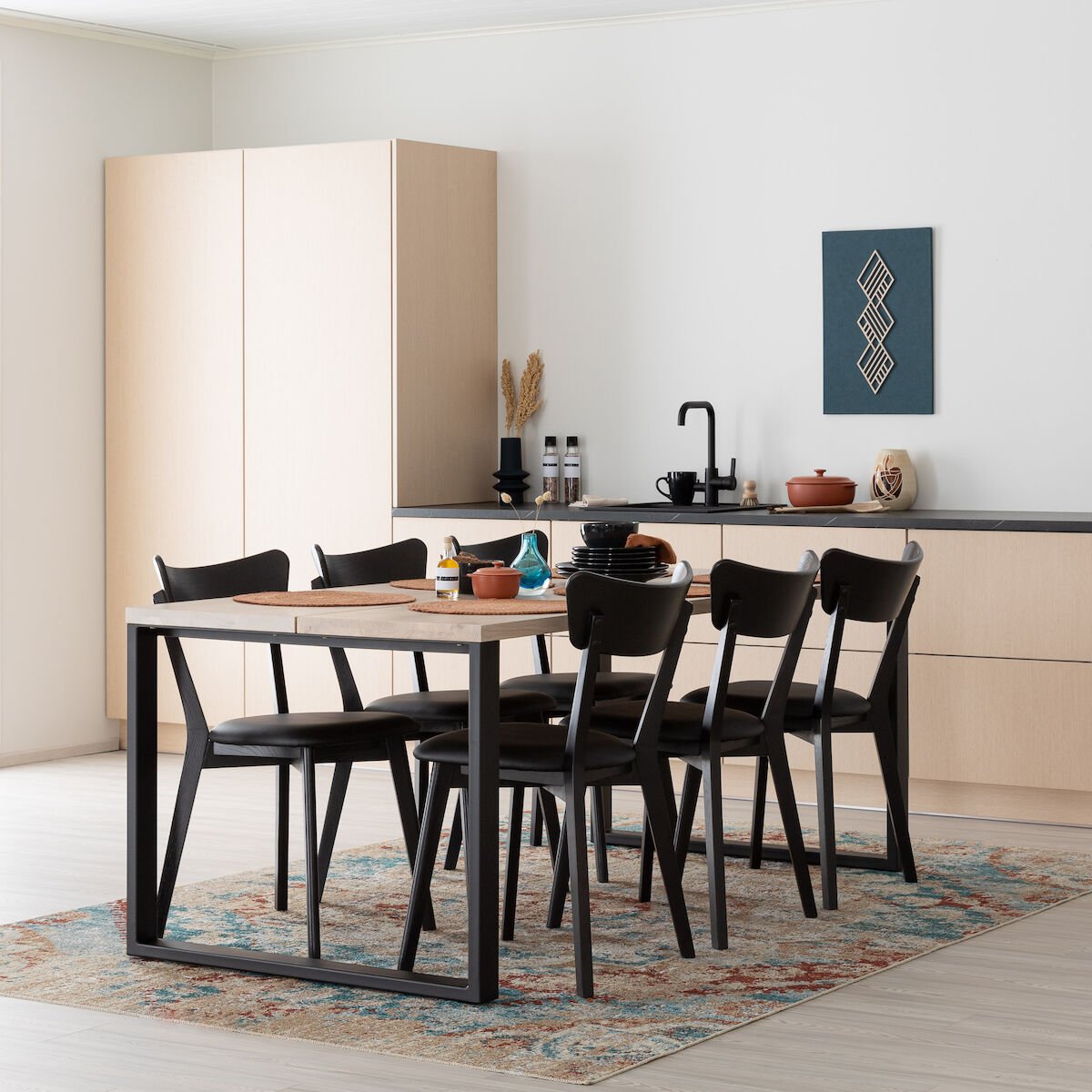 manner-koto-6-hengen-ruokailuryhma-valkolakattu-tammi-musta-musta-pu-verhoilu
