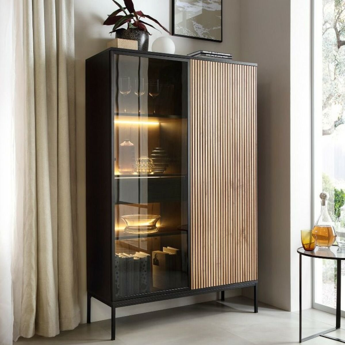 mooa-vitriini-104x39x166-cm-luonnonvari-musta