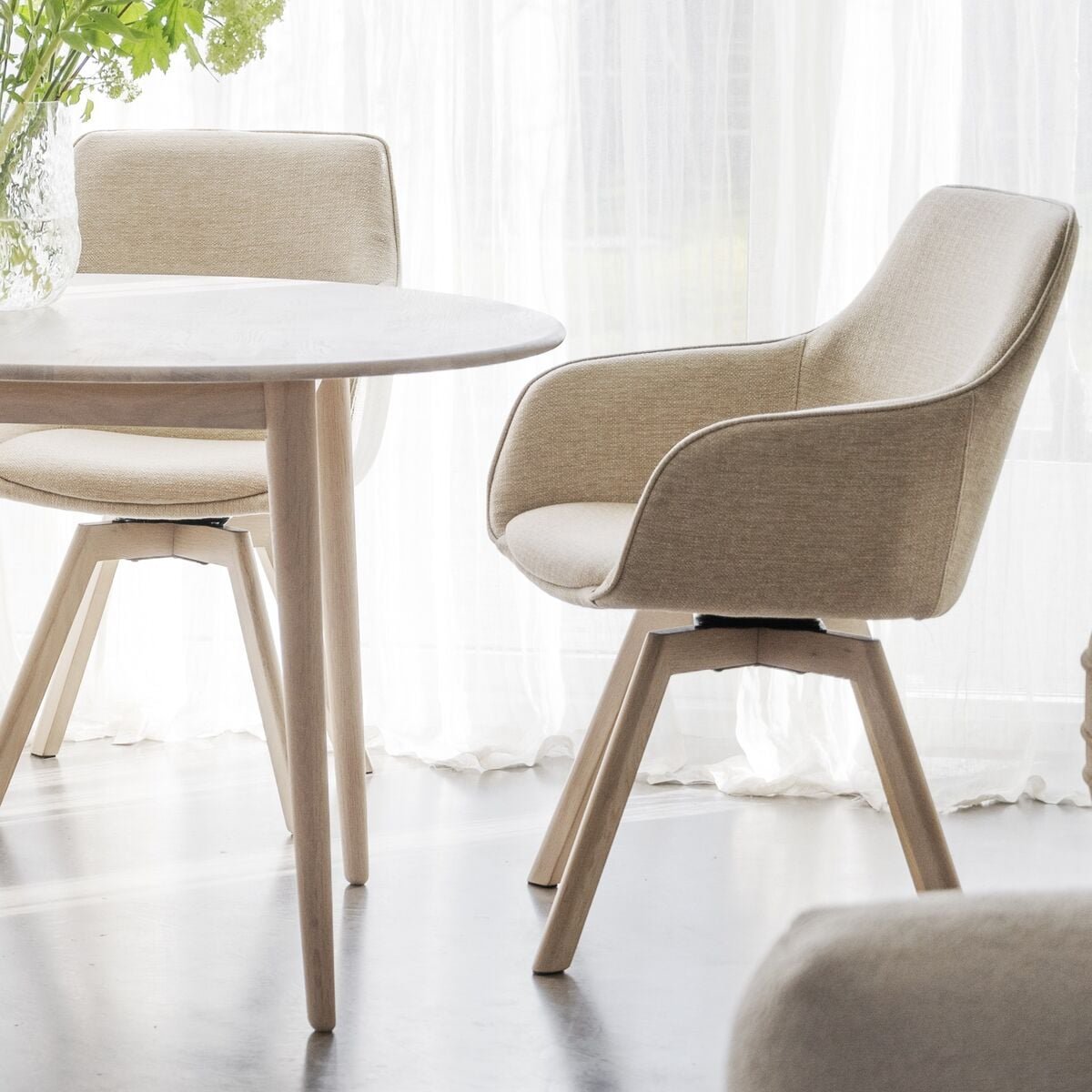 Rowico Home Alison tuoli käsinojilla vaalea beige kangas/valkolakatut tammijalat