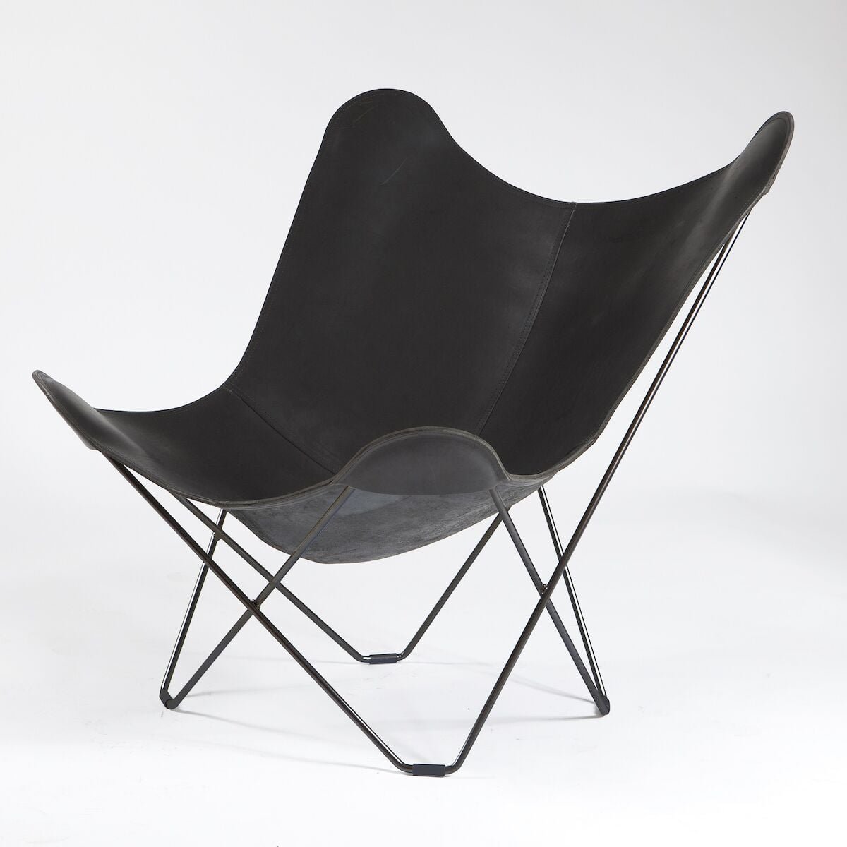 cuero-design-lepakkotuoli-pampa-mariposa-black-musta-jalka