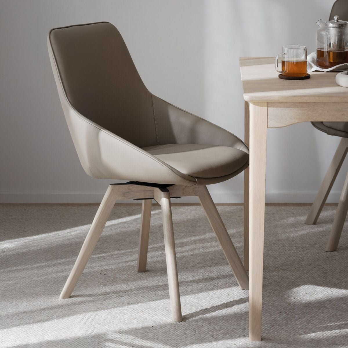rowico-home-alison-tuoli-beige-nahka-valkolakatut-tammijalat