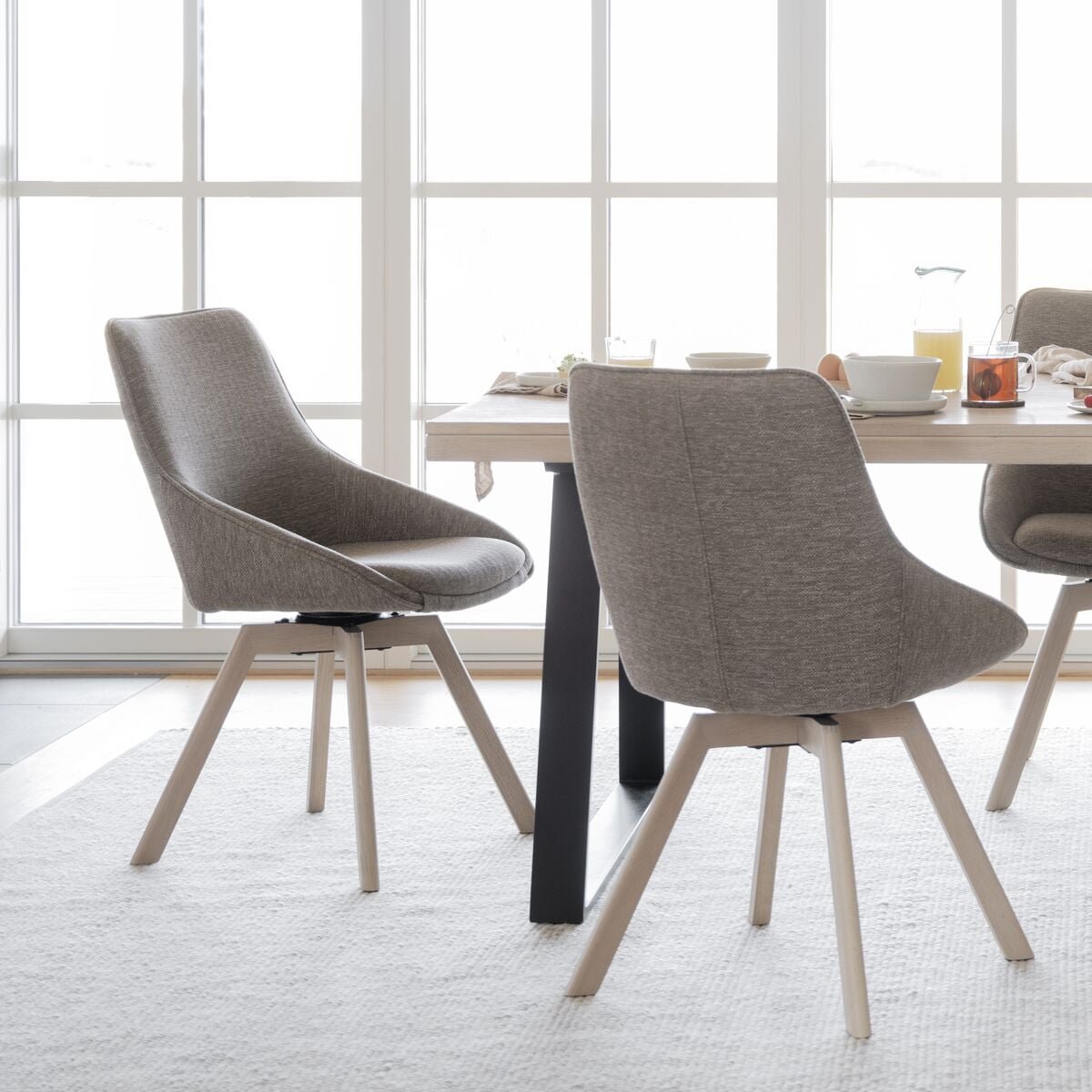 rowico-home-alison-tuoli-tumma-beige-kangas-valkolakatut-tammijalat