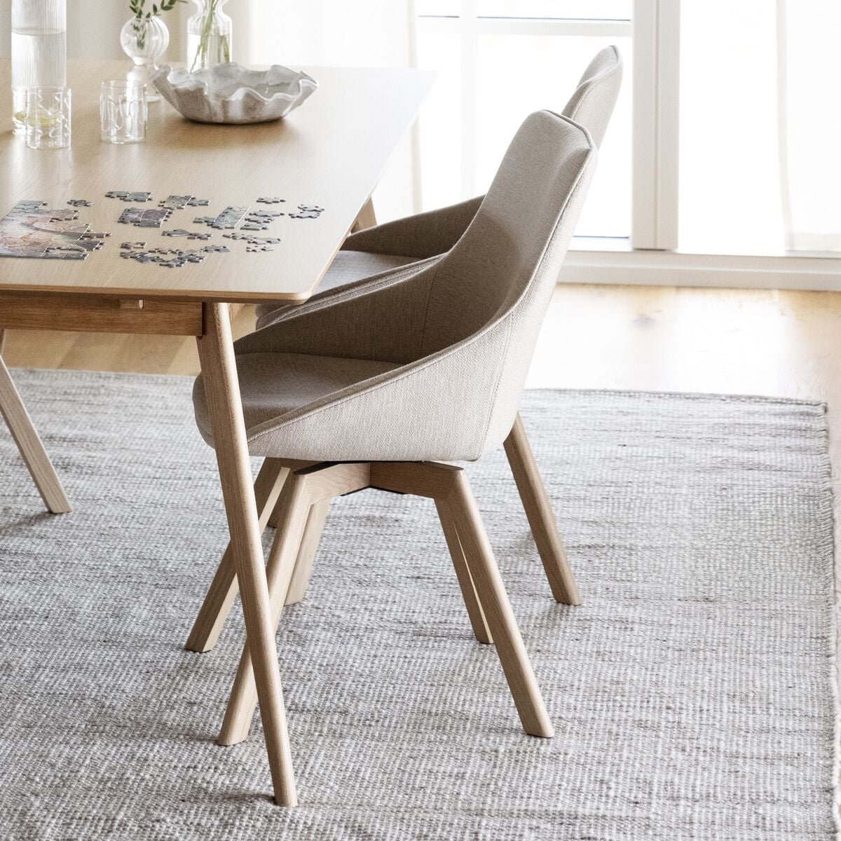 rowico-home-alison-tuoli-vaalea-beige-kangas-tammijalat