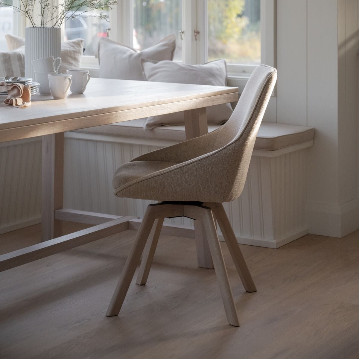 rowico-home-alison-tuoli-vaalea-beige-kangas-valkolakatut-tammijalat