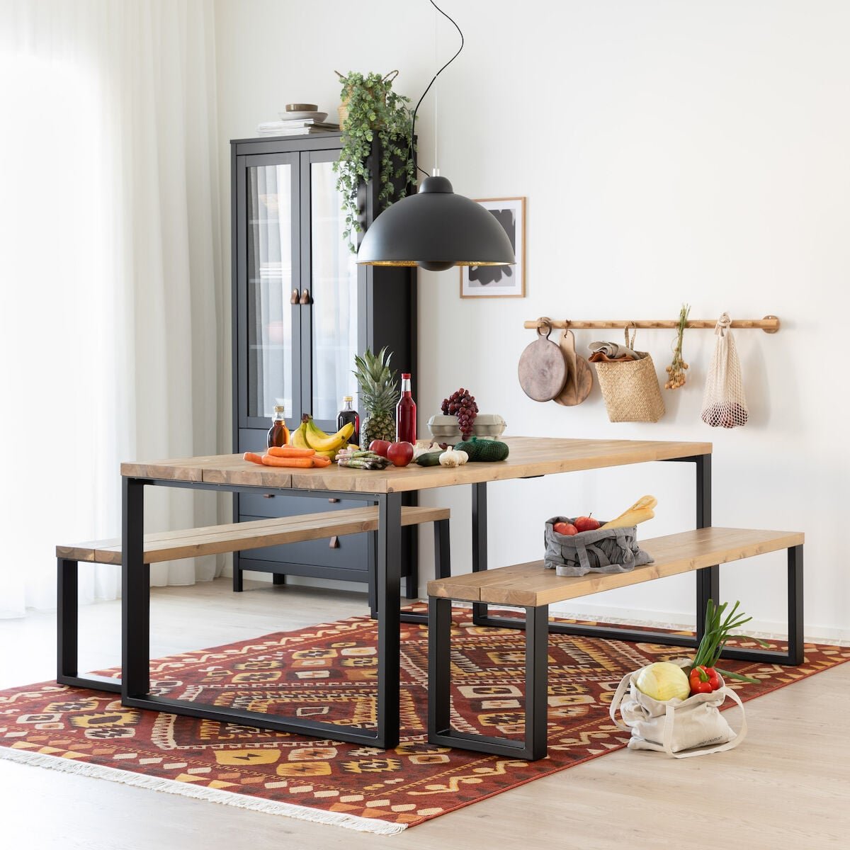 ruska-ruokailuryhma-penkeilla-200x100-cm-antiikkipetsattu-harjattu-manty-musta