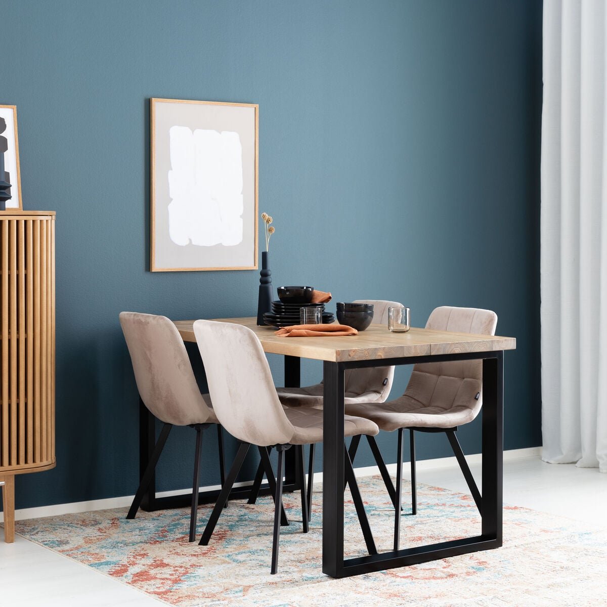 seela-kiova-4-hengen-ruokailuryhma-antiikkipetsattu-beige-sametti