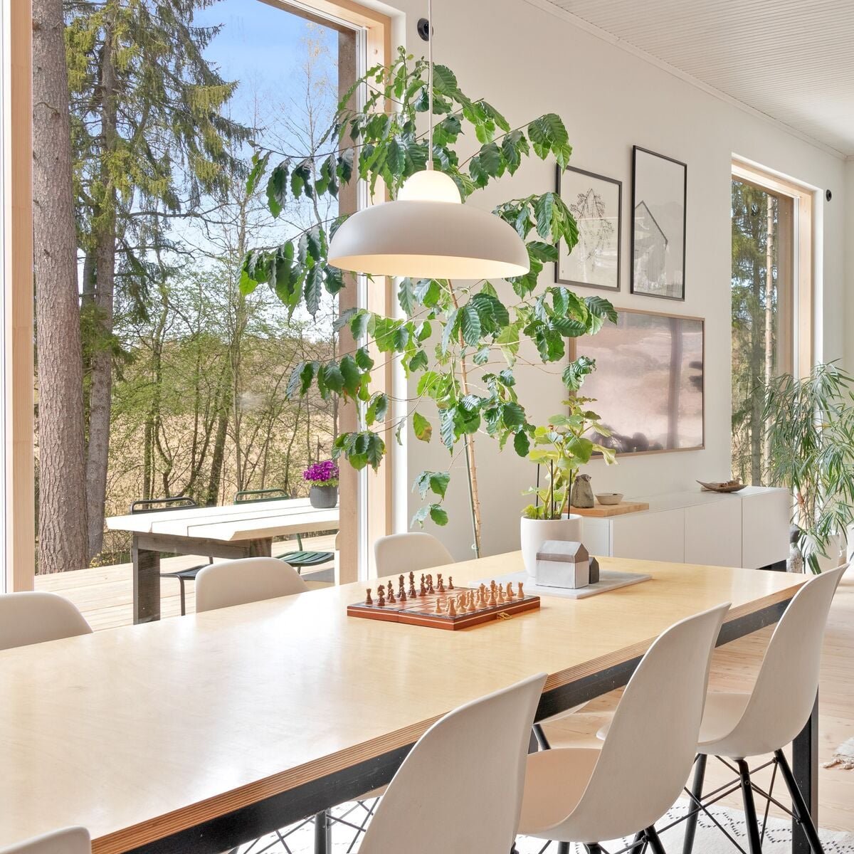 sessak-napa-designriippuvalaisin-valkoinen