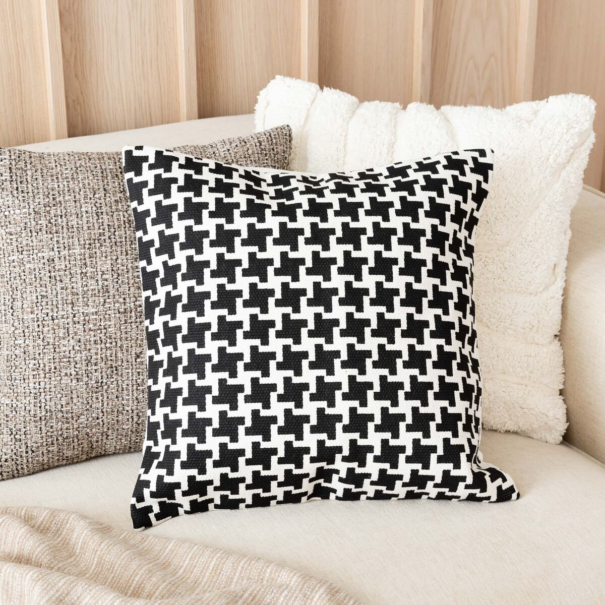 tintti-koristetyyny-45x45-cm-musta-luonnonvalkoinen