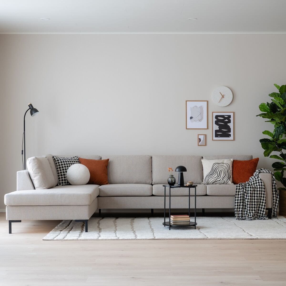 toronto-xl-avokulmasohva-vasen-hiekka-hygge-10-jalka-musta-metalli