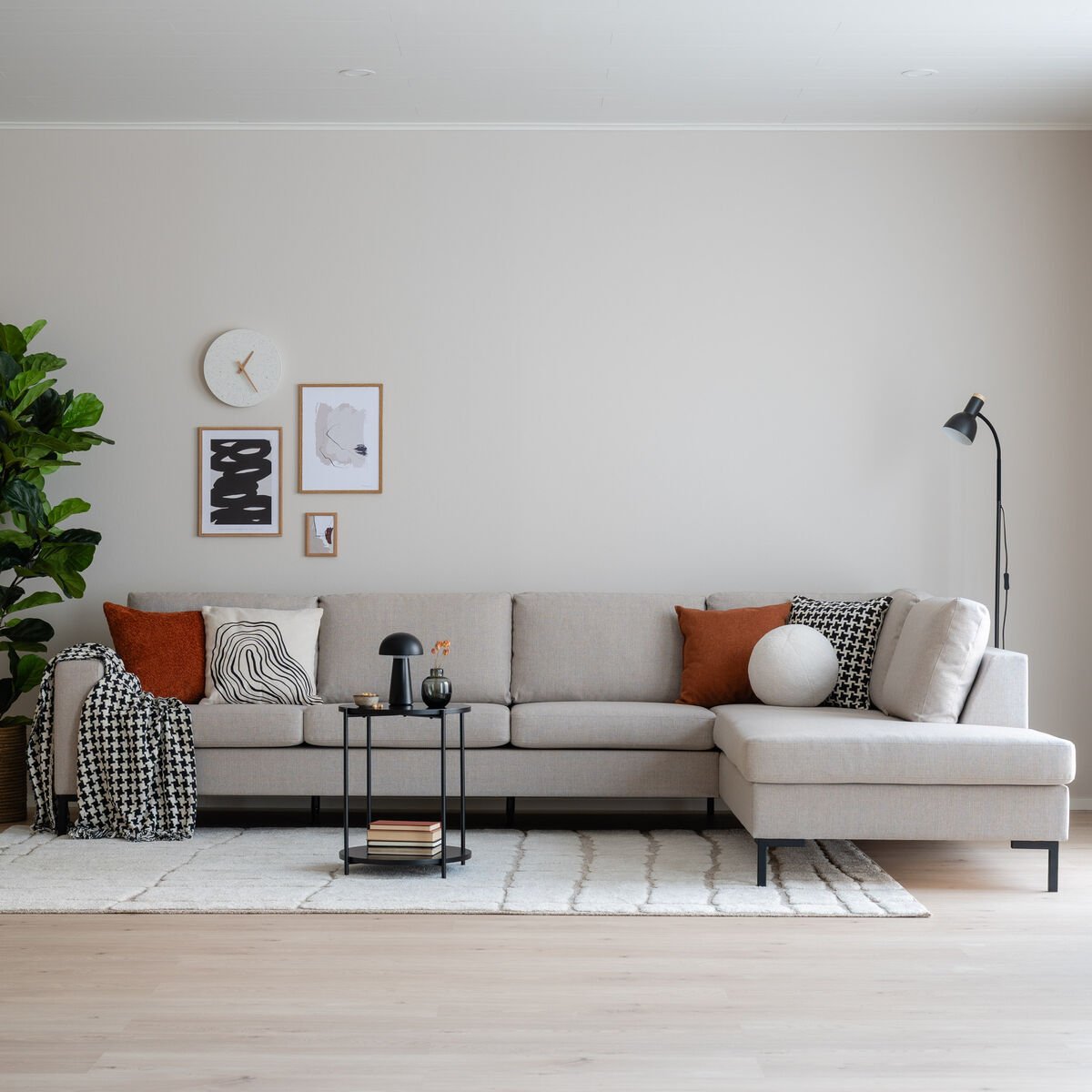 toronto-xl-avokulmasohva-oikea-hiekka-hygge-10-jalka-musta-metalli